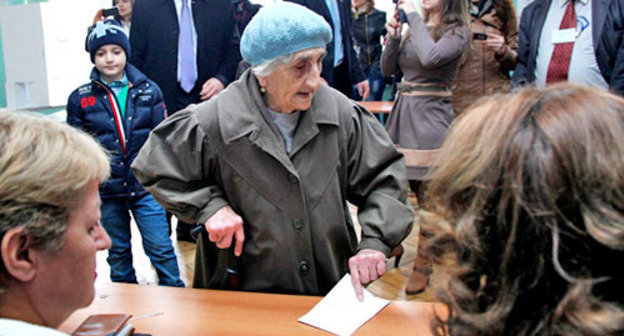 Выборы президента Армении. На одном из избирательных участков. Ереван, 18 февраля 2013 г. Фото: © PanARMENIAN Photo / Tigran Mehrabyan