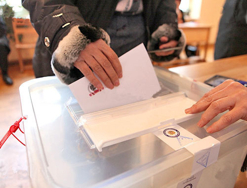 Выборы 2013: избиратели в избирательном участке Общины «Кентрон». 18 февраля 2013 г. Фото: © PanARMENIAN Photo / 
Edgar Barseghyan
