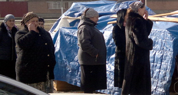 Жители Орджоникидзевского у своего частично снесенного дома по улице Висаитова, 100. Ингушетия, Сунженский район, 21 января 2013 г. Фото Исы Коздоева