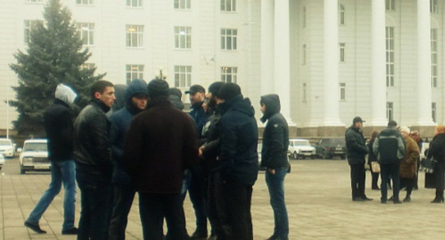 КБР, Нальчик, 20 февраля 2013 г. Участники митинга в поддержку родственников пропавших местных жителей. Фото Рустама Мацева