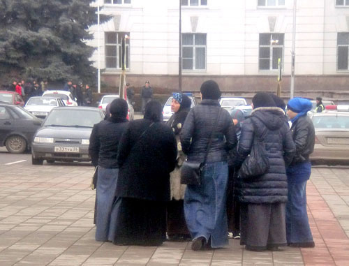 КБР, Нальчик, 20 февраля 2013 г. Участники митинга в поддержку родственников пропавших местных жителей. Фото Рустама Мацева