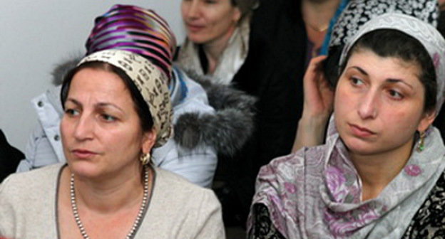 Сход жителей села Аршты 7 января 2013 г. Фото пресс-службы главы Республики Ингушетия, http://www.ingushetia.ru/m-news/archives/017860.shtml