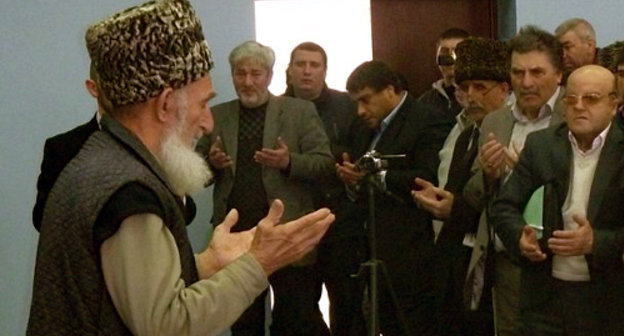 Участники чрезвычайного съезда кумыкского народа в Пятигорске. 10 февраля 2013 г. Фото Романа Егорова