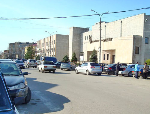Улица поселка Яблоновский Тахтамукайского района Республики Адыгея. Фото EdificeR, http://ru.wikipedia.org