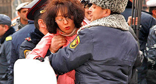 Акция протеста перед офисом БДИПЧ/ОБСЕ в Ереване. 22 февраля 2013 г. Фото: PanARMENIAN Photo/Tigran Mehrabyan Акция протеста перед офисом БДИПЧ/ОБСЕ в Ереване. 22 февраля 2013 г. Фото: PanARMENIAN Photo/Tigran Mehrabyan