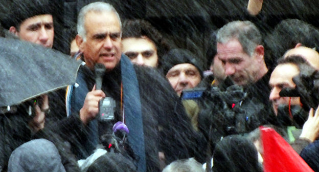 Раффи Ованнисян на митинге в Гюмри 23 февраля 2013 г. Фото Сергея Хачатряна