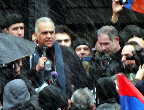 Раффи Ованнисян на митинге в Гюмри 23 февраля 2013 г. Фото Сергея Хачатряна
