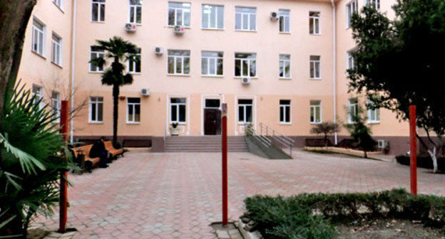 Вокруг здания ремонтируемой сочинской поликлиники № 1 началась установка железобетонного ограждения. Сочи, 23 февраля 2013 г. Фото Светланы Кравченко для "Кавказского узла"