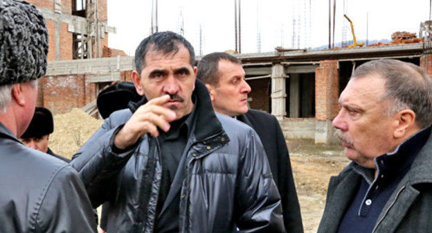 Юнус-Бек Евкуров во время посещения строительной площадки в поселке Алхасты, где ведётся строительство школы. Ингушетия, Сунженский район, 23 февраля 2013 г. Фото: пресс-служба главы Республики Ингушетия, http://www.ingushetia.ru