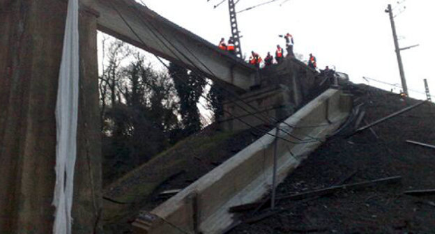 Обрушение пролета железнодорожного моста на участке Сочи-Дагомыс. 26 февраля 2013 г. Фото пресс-службы ГУ МЧС по Краснодарскому краю, http://www.23.mchs.gov.ru