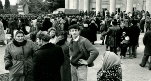 На центральной площади Сумгаита в дни погромов. Февраль 1988 года. Архивное фото из фондов Музея-Института Геноцида армян с сайта http://karabakhrecords.info