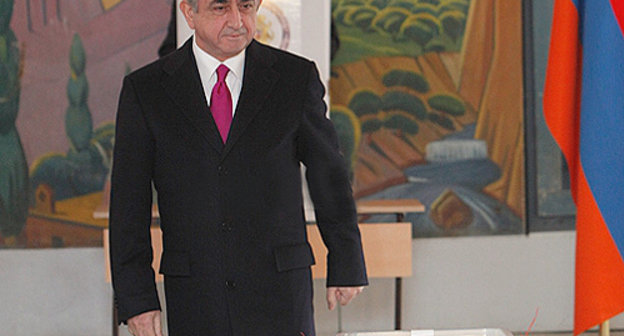 Серж Саргсян на избирательном участке в день голосования на выборах президента Армении. Ереван, 18 февраля 2013 г. Фото: ©PanARMENIAN Photo/Tigran Mehrabyan