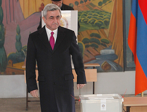 Серж Саргсян на избирательном участке в день голосования на выборах президента Армении. Ереван, 18 февраля 2013 г. Фото: ©PanARMENIAN Photo/Tigran Mehrabyan