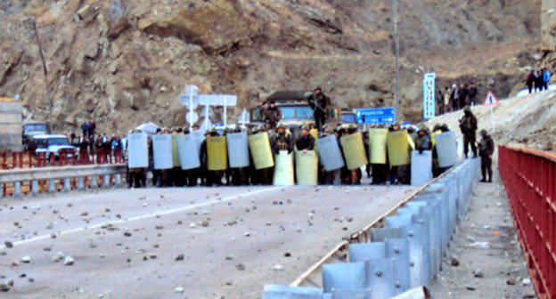 Жители селения Гимры перекрыли движение на Гимринском мосту. Дагестан, 16 ноября 2012 г. Фото Ахмеда Магомедова для "Кавказского узла"