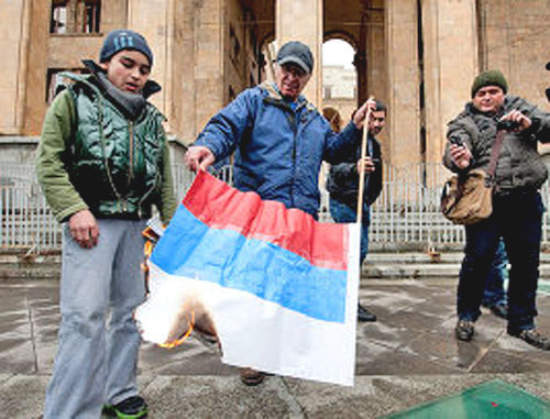 Сожжение макета флага России в День советской оккупации. Тбилиси, 25 февраля 2013 г. Фото: Александр Имедашвили, NEWSGEORGIA