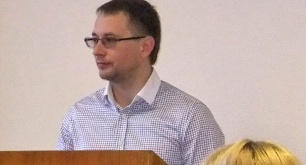 Оперуполномоченный МВД России отдела по борьбе с коррупцией Алексей Меньшиков во время заседания суда по делу Соколинской. Сочи, 26 февраля 2013 г. Фото Светланы Кравченко для "Кавказского узла"