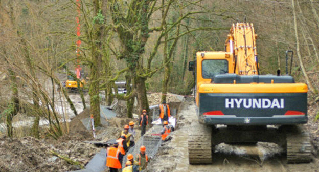 Работы по строительству дороги в долине реки Шахе. Февраль 2013 г. Фото предоставлено членами "Экологической вахты по Северному Кавказу"