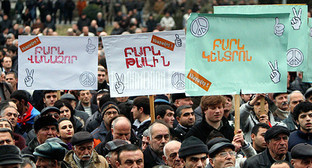 Митинг Раффи Ованнисяна на площади Свободы в Ереване 28 февраля 2013 г. Фото: © PanARMENIAN Photo/Hrant Khachatryan Митинг Раффи Ованнисяна на площади Свободы в Ереване 28 февраля 2013 г. Фото: © PanARMENIAN Photo/Hrant Khachatryan