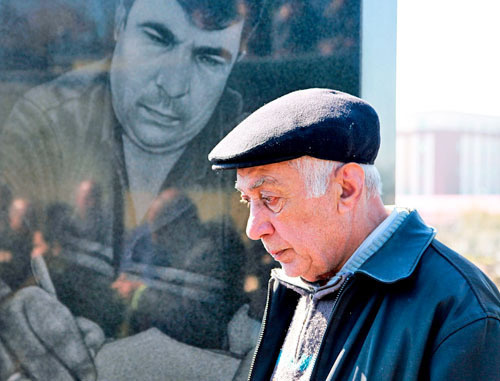 Сабир Гусейнов на могиле своего сына Эльмара Гусейнова на Ясамальском кладбище. Баку, 2 марта 2013 г. Фото Азиза Каримова для "Кавказского узла"
