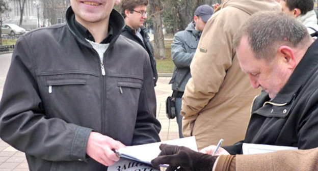 Сбор подписей под резолюцию Социального марша. Ростов-на-Дону, 2 марта 2013 г. Фото Олеси Диановой для «Кавказского узла»