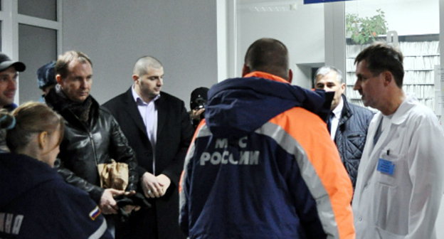 В Северо-Кавказском медицинском центре, куда был доставлен раненый в результате покушения Руслан Дахкильгов. Владикавказ, 26 февраля 2013 г. Фото пресс-службы ГУ МЧС Северной Осетии, http://www.15.mchs.gov.ru