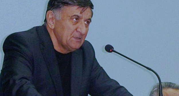 Абсалитдин Мурзаев выступает на чрезвычайном съезде кумыкского народа в Пятигорске 10 февраля 2013 г. Фото Романа Егорова