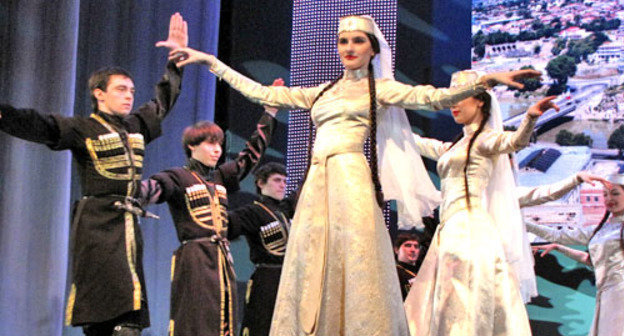 Выступает ансамбль «Имеди». Ростов-на-Дону, 13 марта 2013 г. Фото Натальи Баженовой для "Кавказского узла"
