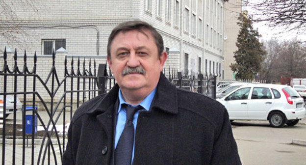 Евгений Николаев возле здания Черкесского городского суда. Черкесск, 4 марта 2013 г. Фото Людмилы Маратовой для "Кавказского узла"