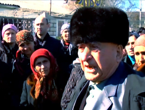 Участники митинга в поддержку мэра Карачаевска Солтана Семенова. Черкесск, 1 марта 2013 г. Кадр из видео Магомеда Магомедова, http://www.youtube.com/watch?v=kD2DxJzqExk