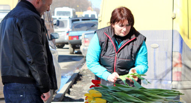 Продажа цветов на улицах Владикавказа. 7 марта 2013 г. Фото Эммы Марзоевой для "Кавказского узла"