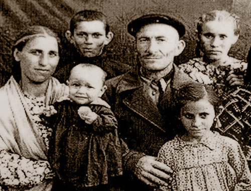 Далхат Локманович Холаев с семьей в ссылке. Джелалабадская область, Киргизская ССР. Фото из фондов Мемориального музея жертв репрессий и геноцида балкарского народа 1944–1957 годов, http://www.gulagmuseum.org Далхат Локманович Холаев с семьей в ссылке. Джелалабадская область, Киргизская ССР. Фото из фондов Мемориального музея жертв репрессий и геноцида балкарского народа 1944–1957 годов, http://www.gulagmuseum.org