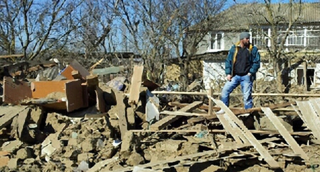 На развалинах дома, взорванного силовиками в селении Новосаситли. Дагестан, Хасавюртовский район, 7 марта 2013 г. Фото Ахмеда Магомедова для "Кавказского узла"
