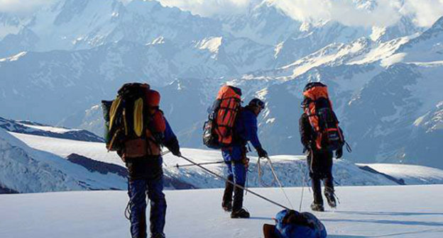 Спасатели спускают пострадавшего с горы. Фото: http://kchrline.ru