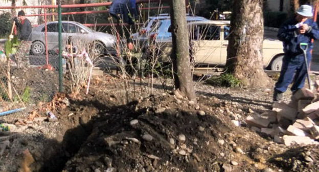 Рабочие, нанятые ОАО "Кубаньэнерго",  роют траншею от трасформаторной подстанции дома 44 по улице Гагарина до кинотеатра "Родина". Сочи, 10 марта 2013 г. Фото Светланы Кравченко для "Кавказского узла"