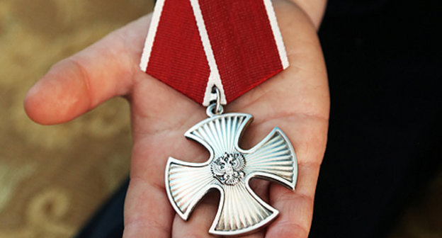 Орден Мужества, врученный семье Ислама Хашиева, погибшего во время разминирования взрывного устройства. Ингушетия, Назрань, 8 марта 2013 г. Фото: http://www.ingushetia.ru