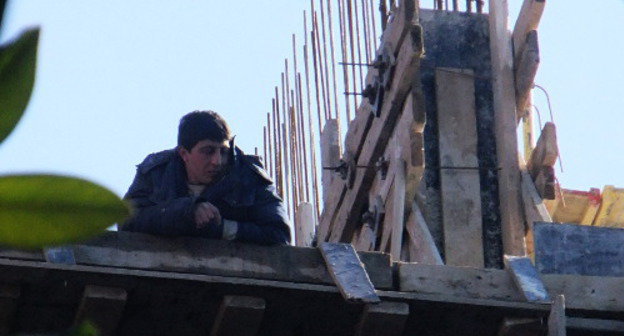 Сочи, строительный рабочий на объекте. Февраль 2013 г. Фото Светланы Кравченко для "Кавказского узла"