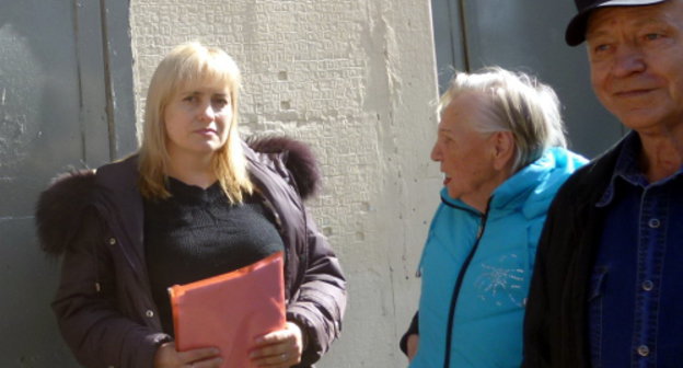 Сход жителей улицы Тоннельной в Сочи. 8 марта 2013 г. Фото Светланы Кравченко для "Кавказского узла" 