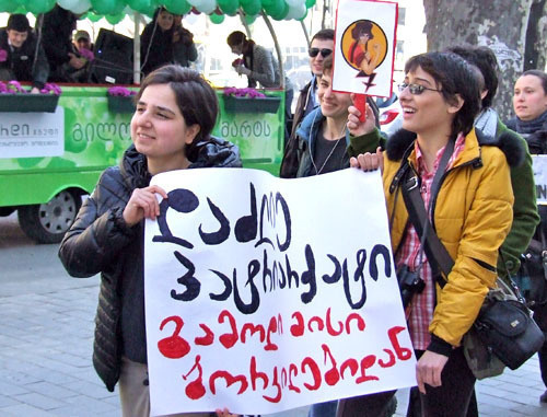 Кети Бахаташвили и Мари Капанадзе с плакатом  «Перебори патриархат, сбрось с  себя его кандалы» во время марша феминисток. Тбилиси, 8 марта 2013 г. Фото Эдиты Бадасян для "Кавказского узла"