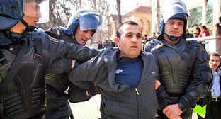 Полиция во время ареста одного из участников акции против небоевых потерь в армии Арзербайджана. Баку, 10 марта 2013 г. Фото Азиза Каримова для "Кавказского узла" Полиция во время ареста одного из участников акции против небоевых потерь в армии Арзербайджана. Баку, 10 марта 2013 г. Фото Азиза Каримова для "Кавказского узла"