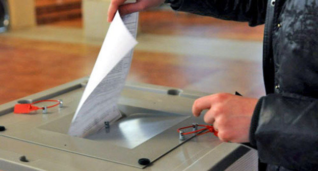 На избирательном участке. Фото: Елена Синеок, ЮГА.ру