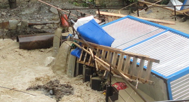 Разрушения объектов рабочих городков на берегу реки Мзымта в районе населенного пункта Эста-Садок. Сочи, 13 марта 2013 г. Фото Светланы Кравченко для "Кавказского узла"