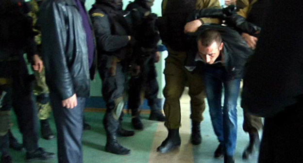 Cотрудники спецподразделения УМВД России по Астраханской области задерживают мужчину, захватившего заложников в здании Астраханского Волго-Каспийского рыбопромышленного колледжа. 14 марта 2013 г. Фото пресс-службы УМВД по Астраханской области, http://30.mvd.ru