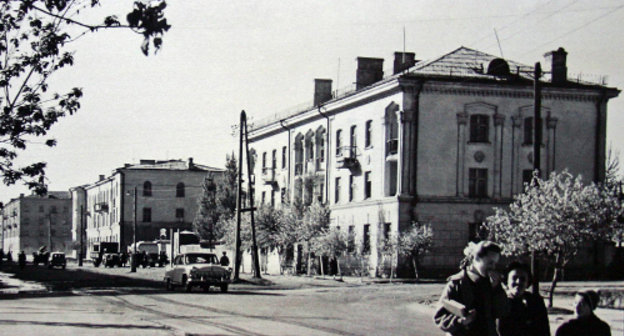 Махачкала, угол улиц Советской и Толстого, апрель 1963 г. Фото Н. Нурмагомедова из собрания Музея истории города Махачкалы, проект "Городские миражи", 2009.