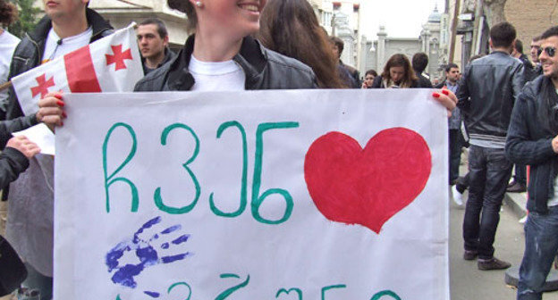 Акция студентов в защиту Аграрного университета у здания министерства образования Грузии. На снимке: студентка с плакатом: "Мы любим Аграрный университет". Тбилиси, 15 марта 2013 г. Фото Эдиты Бадасян для "Кавказского узла"