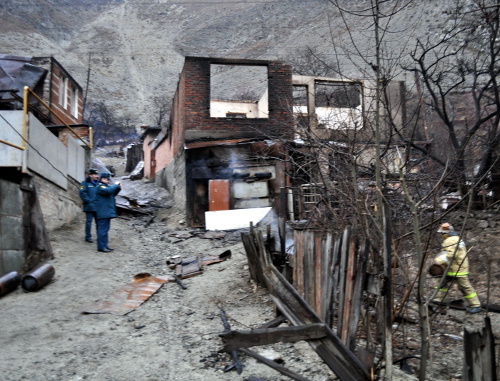 Северная Осетия, Алагирский район, поселок Мизур. Работа межведомственной группы по подсчету ущерба, нанесенного пожаром. 17 марта 2013 г. Фото пресс-службы ГУ МЧС Северной Осетии, http://www.15.mchs.gov.ru