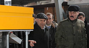 Рамазан Абдулатипов (справа) в рабочей поездке. Февраль 2013 г. Фото: http://president.e-dag.ru Рамазан Абдулатипов (справа) в рабочей поездке. Февраль 2013 г. Фото: http://president.e-dag.ru