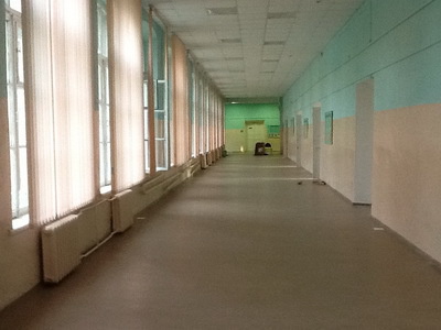 Пустой коридор школы. Фото: http://starburg.ru