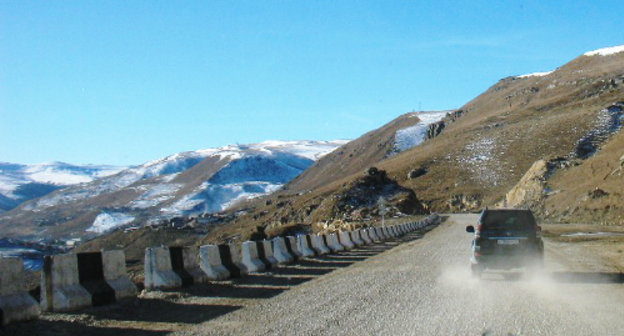 Участок автодороги "Кисловодск - Джилы Су - Эльбрус", который строился ДСУ №1 под руководством Владимира Гаштова. КЧР, Малокарачаевский район, 2009 г. Фото Мурата Альботова
