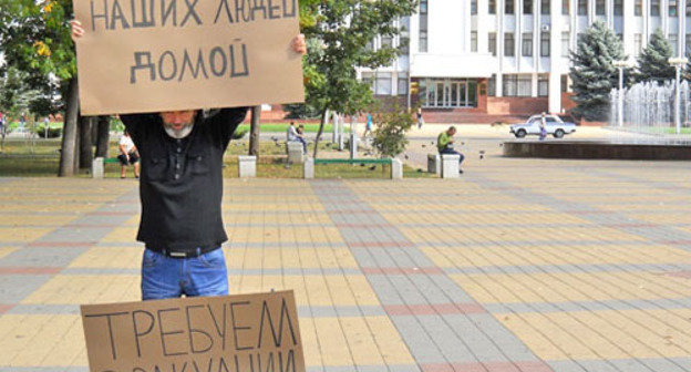 Одиночный пикет в поддержку сирийских черкесов. Майкоп, 23 сентября 2012 г. Фото Олега Чалого для «Кавказского узла»