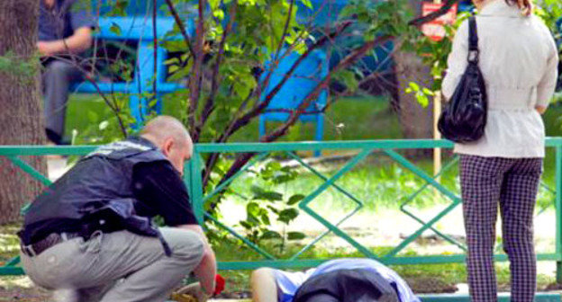 Сотрудники полиции проводят следственные действия на месте убийства Юрия Буданова. Москва, 10 июня 2011 г. Фото: Yuri Timofeyev (RFE/RL)